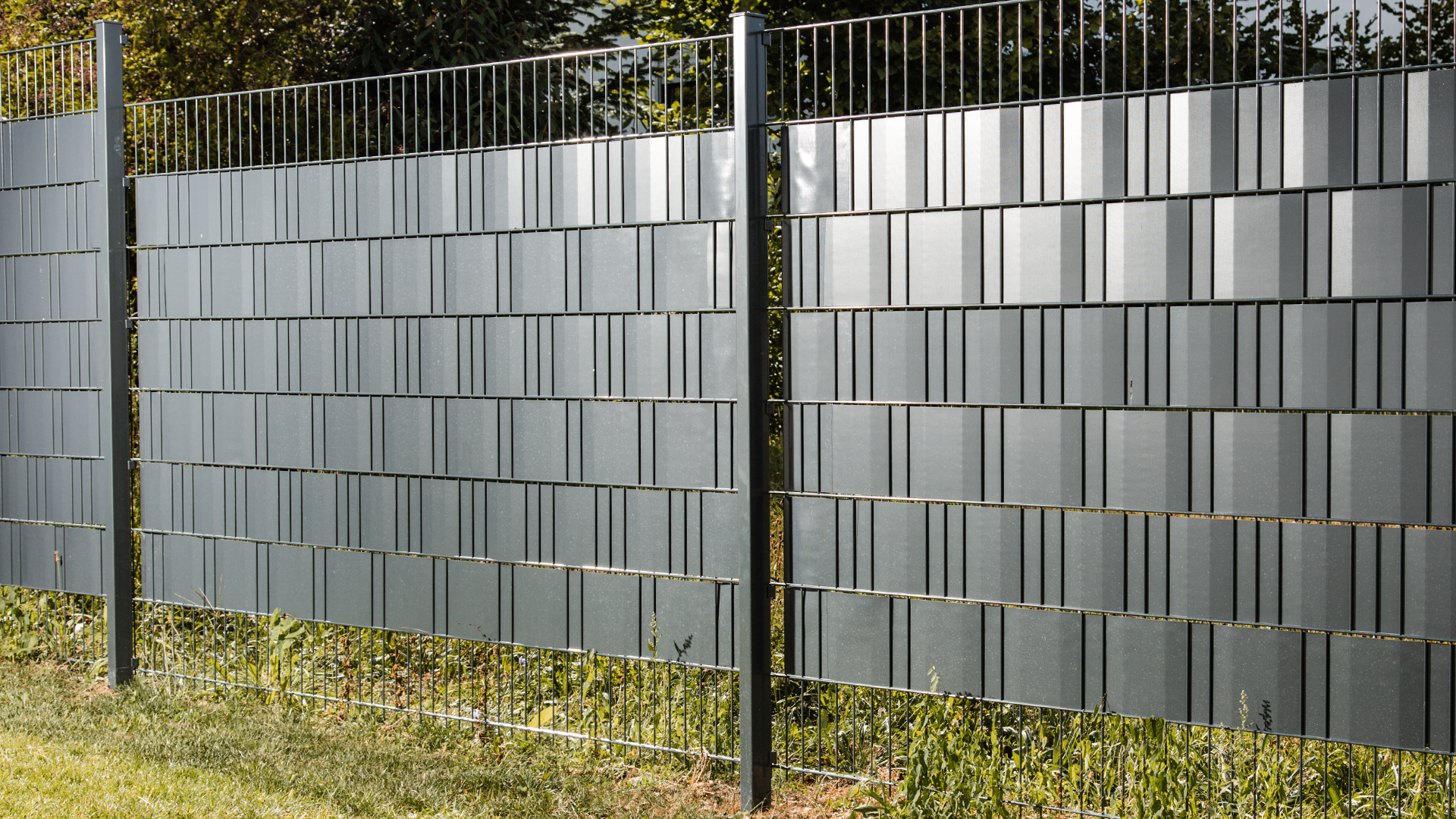 Doppelstabmattenzaun mit Sichtschutzstreifen