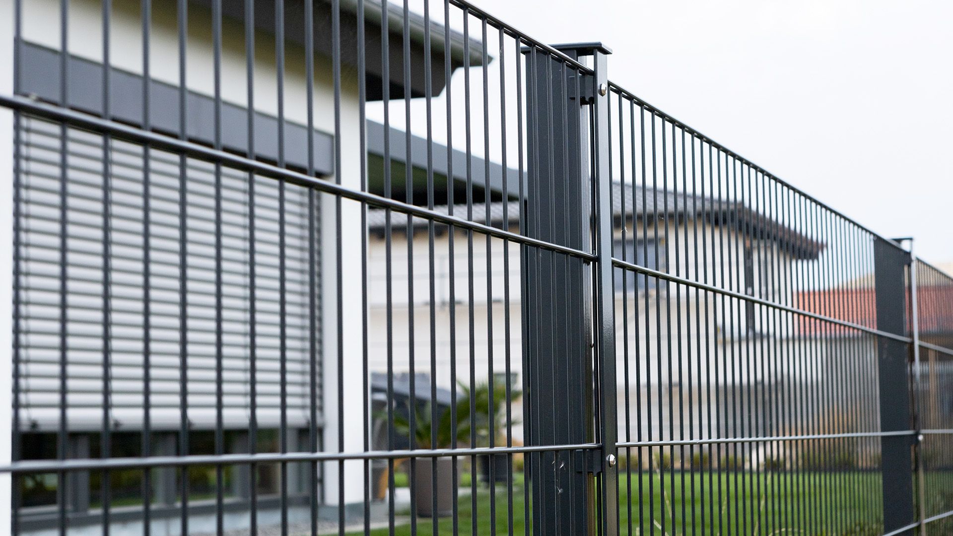 Zaunpfosten mit Abdeckleiste
