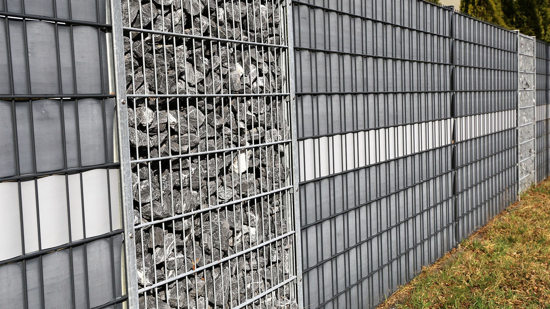 Doppelstabmattenzaun mit Gabionenelementen