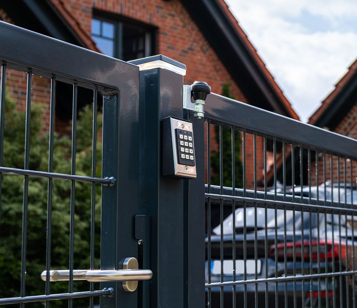 Freitragendes Schiebetor mit E-Antrieb als Toranlage mit Gartenpforte