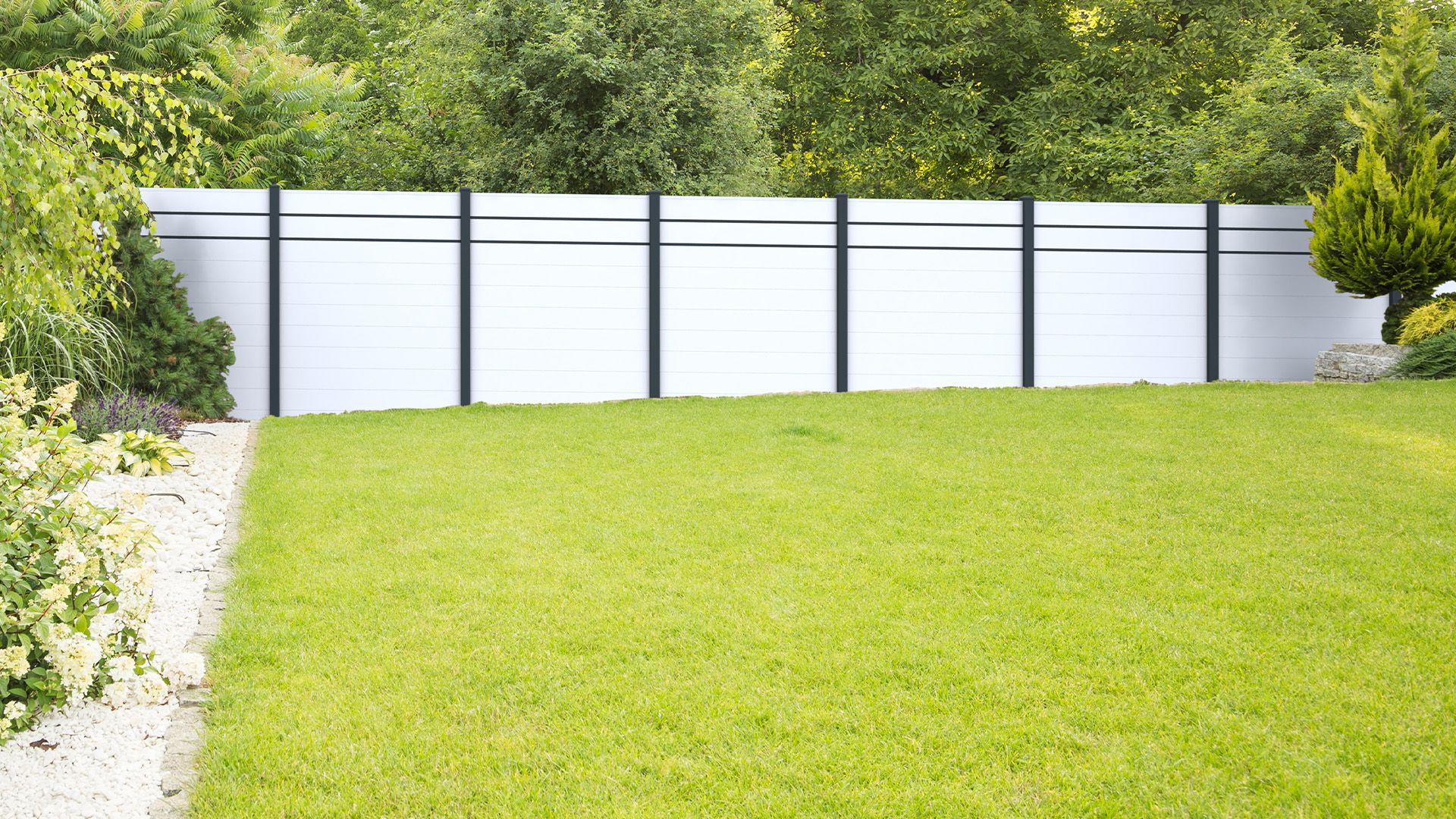 PVC-Sichtschutzzaun mit anthrazitfarbenen Abdeckleisten und Designprofilen