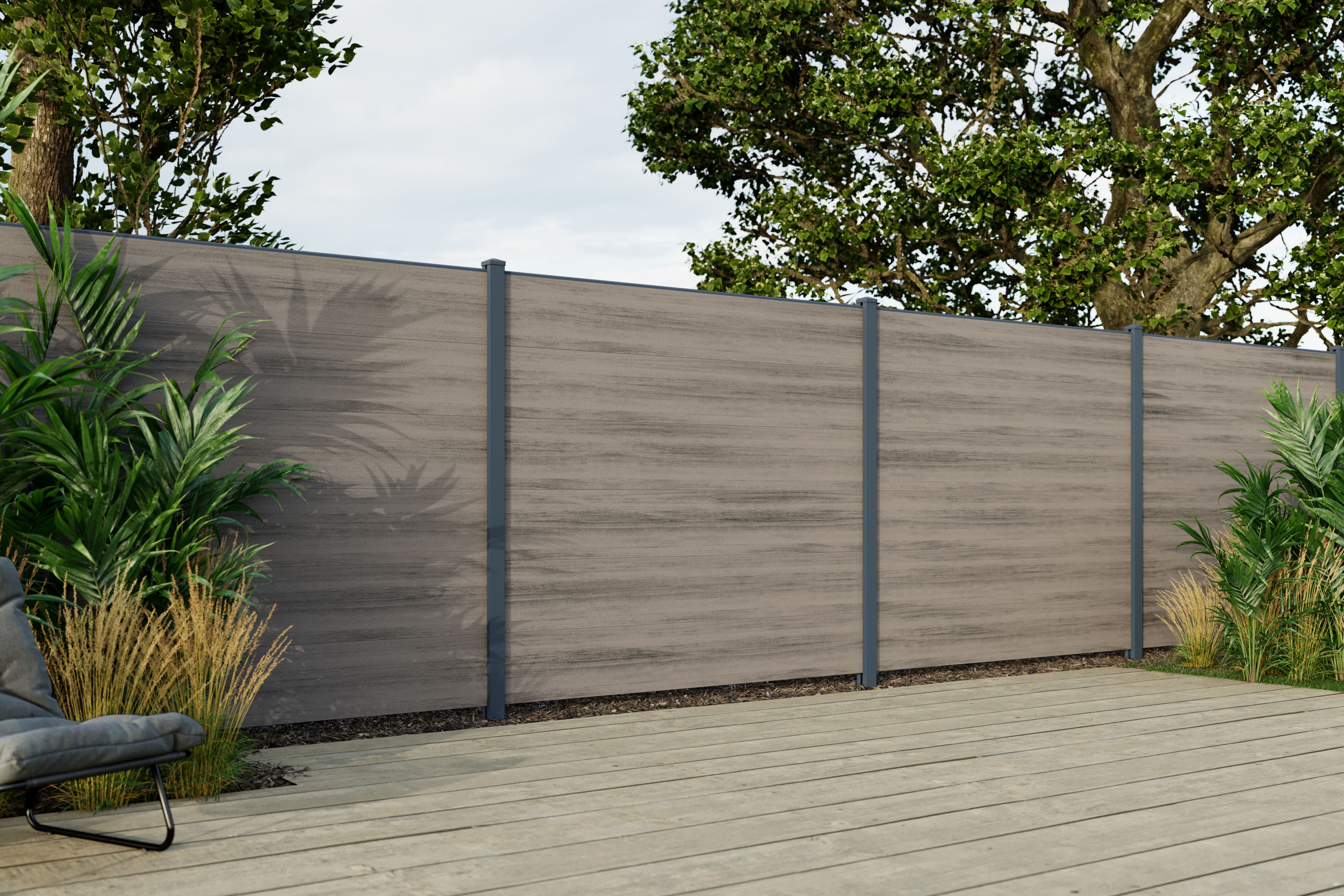 WPC-Sichtschutzzaun Modell Antique mit Gartenbegrünung im Hintergrund.